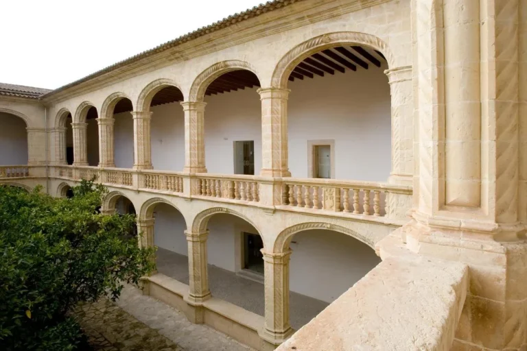 7-Claustro-Sant-Vicenc-Manacor.webp